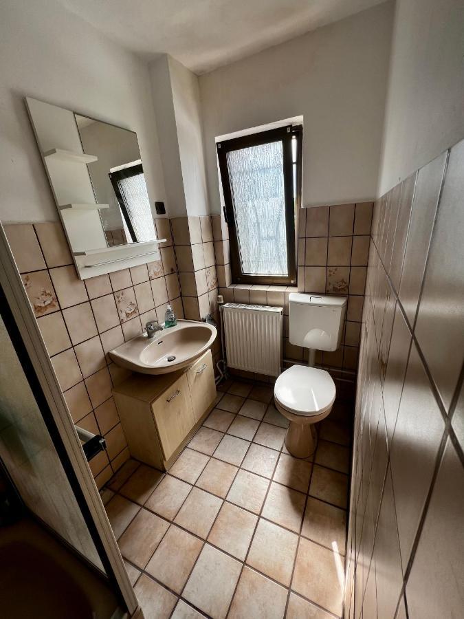 Praktisches Zimmer Im Grossen Haus Mit Garten دوسلدورف المظهر الخارجي الصورة
